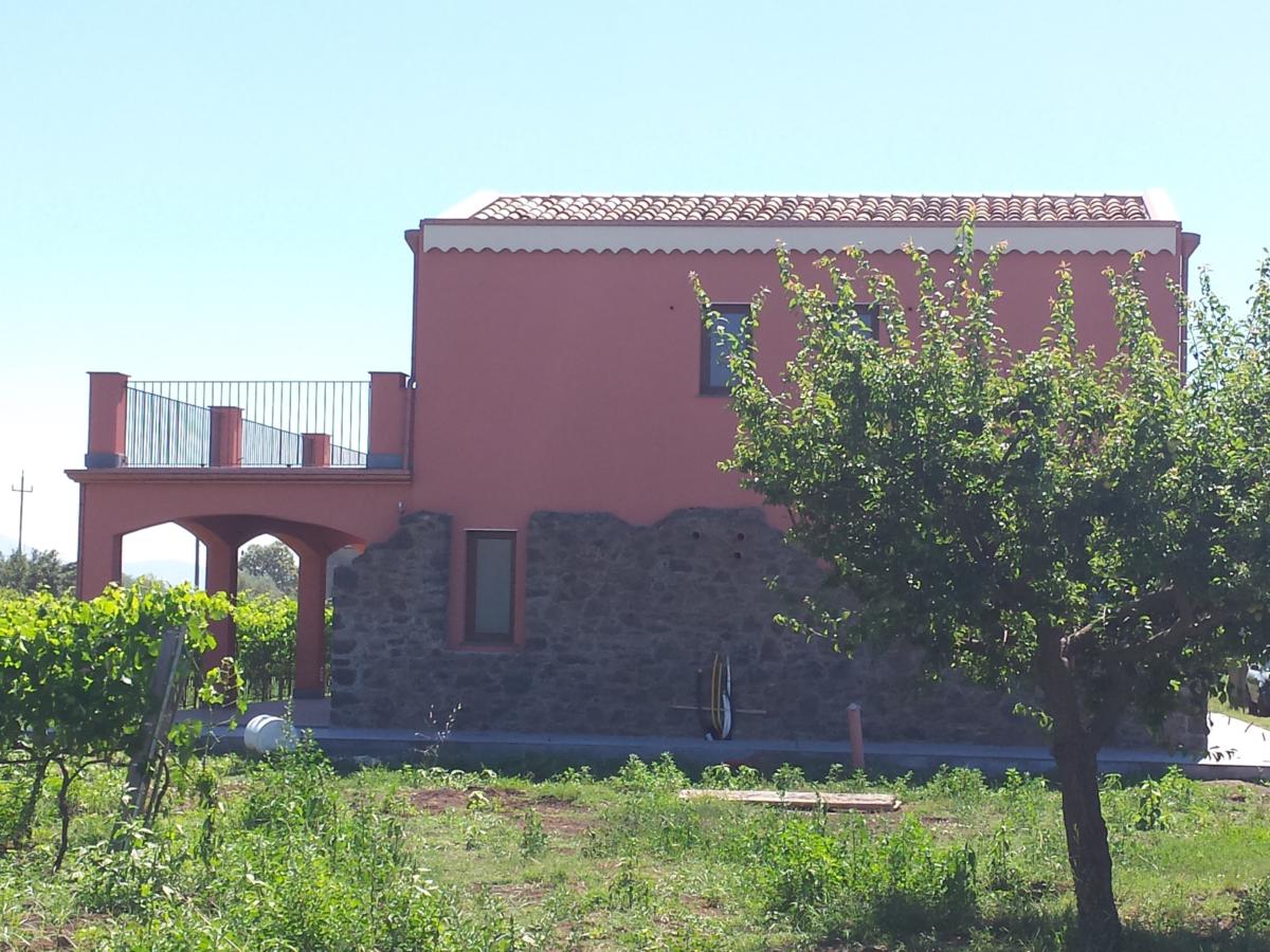 Una casa di campagna in rovina accoglie una nuova  villa immersa in un vigneto.