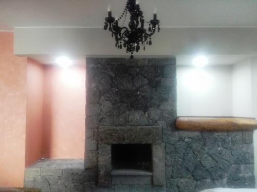 Camino pietra lavica_legno/ Wooden fireplace lava stone